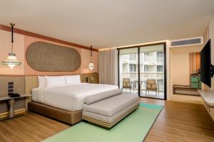 奥南海滩Grand Mercure Krabi Ao Nang的一间带白色床的卧室和一个阳台 更多23张照片