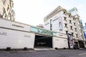 全州市Jeonju Jawoori Hotel的车库里一辆汽车的白色建筑