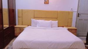 En eller flere senge i et værelse på Overseas Lodges + 9 billeder