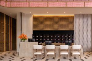 奥南海滩Grand Mercure Krabi Ao Nang的大堂设有带白色椅子的酒吧