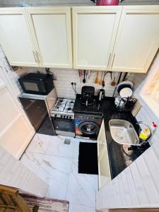 Cozy Private Studio with Garden Al Manhal, Abu Dhabi-5 في أبوظبي: اطلالة علوية على مطبخ مع موقد