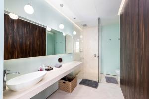 Phòng tắm tại Pier 57 Romantic Zone Luxury Condo 204