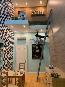 Eine Frau steht auf einer Kletterleiter in einem Zimmer in der Unterkunft Như Ba Farmstay in Kon Rung (1)