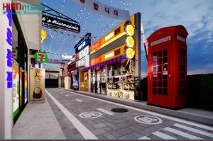 eine Stadtstraße mit einer roten Telefonzelle auf der Straße in der Unterkunft Như Ba Farmstay in Kon Rung (1)