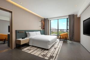 Μια τηλεόραση ή/και κέντρο ψυχαγωγίας στο Days Hotel by Wyndham Haikou Meilan Airport