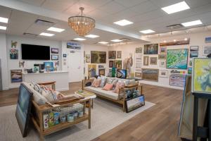 Wild Dunes Resort - Residences at Sweetgrass في جزيرة النخيل: غرفة معيشة مع أريكتين وتلفزيون