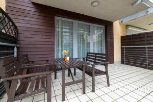 Μπαλκόνι ή βεράντα στο Spacious Apartment with Underground Parking and Terrace by Noclegi Renters