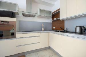 Η κουζίνα ή μικρή κουζίνα στο Spacious Apartment with Underground Parking and Terrace by Noclegi Renters