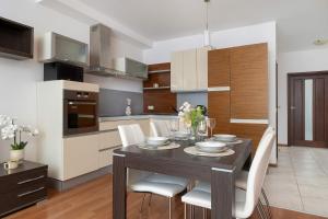 Η κουζίνα ή μικρή κουζίνα στο Spacious Apartment with Underground Parking and Terrace by Noclegi Renters +12 φωτογραφίες