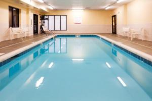 Бассейн в Holiday Inn Express Knoxville-Strawberry Plains by IHG или поблизости