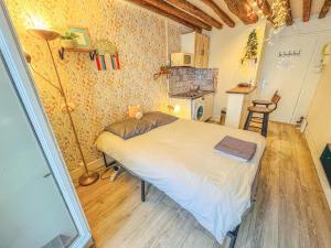 Postel nebo postele na pokoji v ubytování 04 Grand studio near République