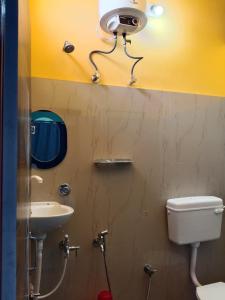 Koupelna v ubytování sky birds hotel & restaurant