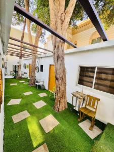 Cozy Private Studio with Garden Al Manhal, Abu Dhabi-5 في أبوظبي: منزل به ساحة خضراء به شجرة
