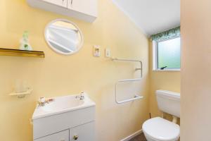 Koupelna v ubytování Trailside Escape - Lake Taupo Holiday Home + 14 fotografií