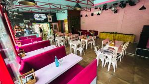 TV a/nebo společenská místnost v ubytování Shaanti Coliving