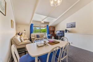 TV a/nebo společenská místnost v ubytování Trailside Escape - Lake Taupo Holiday Home