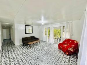 Khu vực ghế ngồi tại Tonga Airport Cottage - Private Twin Room with shared bathroom