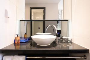 een badkamer met een witte wastafel op een aanrecht bij Orange Hotel Hangzhou Wenyi West Road in Hangzhou