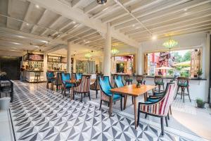 Un restaurante con sillas y mesas y un bar. en Lijiang Wangfu Hotel, en Lijiang