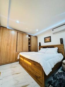 Cozy Private Studio with Garden Al Manhal, Abu Dhabi-5 في أبوظبي: غرفة نوم فيها سرير خشبي كبير