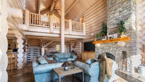 Posezení v ubytování Hot Tub Game Room Large Deck w Incredible View Penticton Lodge by AvantStay