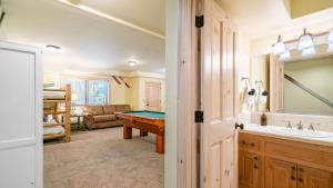 Koupelna v ubytování Hot Tub Game Room Large Deck w Incredible View Penticton Lodge by AvantStay + 53 fotografií