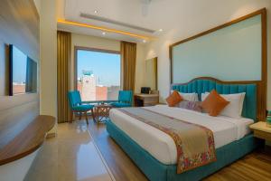 Ένα ή περισσότερα κρεβάτια σε δωμάτιο στο The Continental Square Amritsar !! Near Bus stand ! Parking ! Near Golden Temple