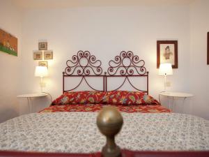 Postel nebo postele na pokoji v ubytování Luxurious Apartment in Rocca Grimalda with Garden