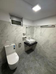 Ένα μπάνιο στο White place +11 φωτογραφίες