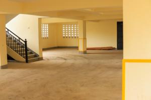 Country Homes Escapes في كيزيمو: غرفة فارغة مع درج في مبنى +صورتان