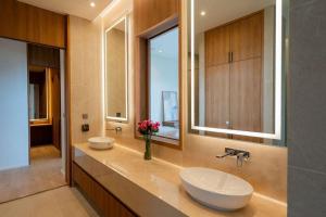 un baño con dos lavabos y dos espejos en The Summerland Panwa Beachfront 6BR Breakfast included, en Ban Ao Makham 54 fotos más