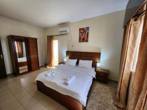 Giường trong phòng chung tại 2 BEDROOMs chez DIBA