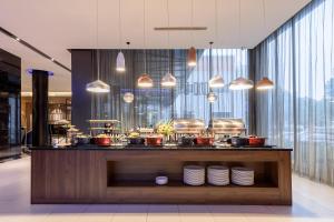 een restaurant met een toonbank vol eten bij Orange Hotel Hangzhou Wenyi West Road in Hangzhou