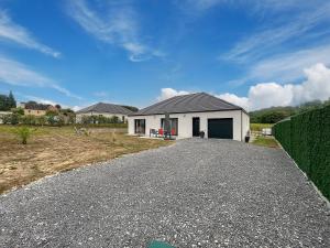 een oprit naar een huis met een garage bij Maison Lahourcade in Lahourcade