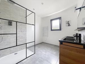 een badkamer met een glazen douche en een wastafel bij Maison Lahourcade in Lahourcade +18 foto's