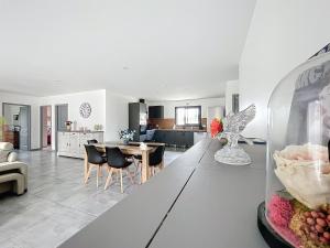 een keuken en woonkamer met een tafel en stoelen bij Maison Lahourcade in Lahourcade