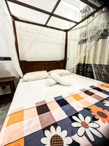 Un dormitorio con una cama con una manta a cuadros. en Lyra Mirissa, en Mirissa