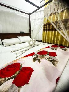 una cama con rosas rojas encima en Lyra Mirissa, en Mirissa