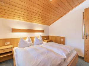 Ένα ή περισσότερα κρεβάτια σε δωμάτιο στο Beautiful apartment in Mittersill with balcony