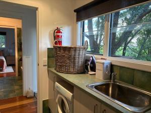 een aanrecht met een wastafel en een raam bij Vineyard Cottage at Oakdene in Wallington +26 foto's