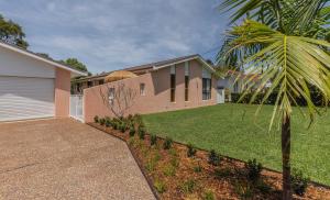 Κήπος έξω από το The Berry Bungalow for 6, Berry