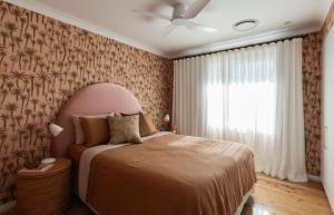 Ένα ή περισσότερα κρεβάτια σε δωμάτιο στο The Berry Bungalow for 6, Berry