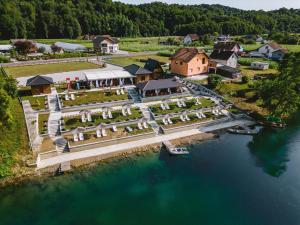 een luchtzicht op een resort op het water bij Una Relax in Bosanski Novi