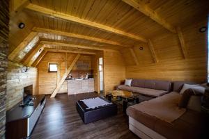 een woonkamer met een bank en een tafel bij Una Relax in Bosanski Novi