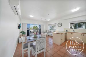 Køkken eller tekøkken på Waterfront Apartment Near City, Stadium & Ferry Townsville