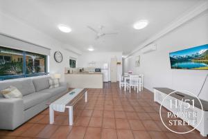 Køkken eller tekøkken på Waterfront Apartment Near City, Stadium & Ferry Townsville