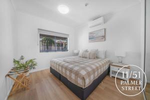 En eller flere senge i et værelse på Waterfront Apartment Near City, Stadium & Ferry Townsville