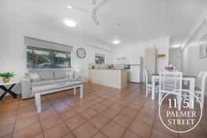 Køkken eller tekøkken på Waterfront Apartment Near City, Stadium & Ferry Townsville