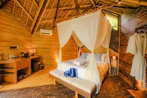 En eller flere senge i et værelse på Atamendra Bali Resort at Sidemen