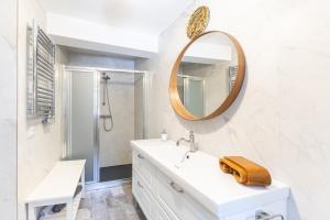 un baño con lavabo y espejo en La Casona Del Tio Pedro, en Cadalso de los Vidrios 32 fotos más